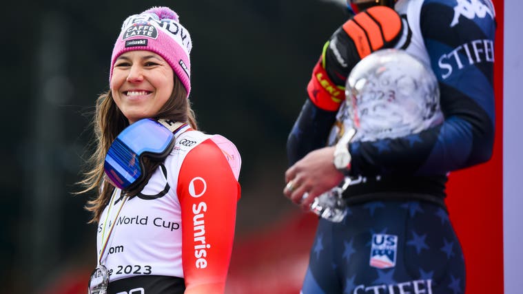 Die beste Slalomfahrerin nach Shiffrin: Wendy Holdener wird im Zielraum von Soldeu geehrt. (Bild: Jean-Christophe Bott/Keystone)