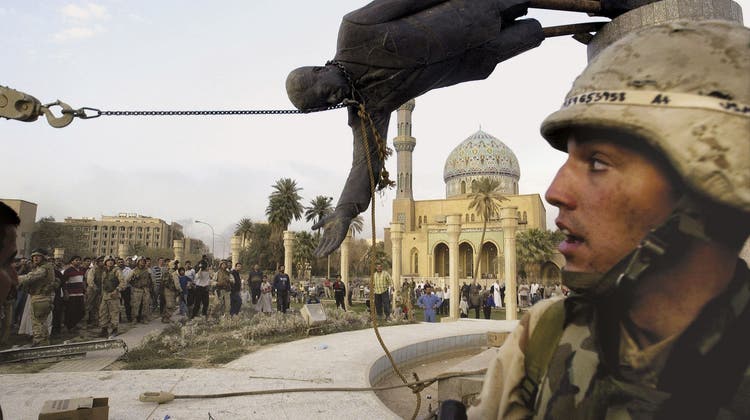 Am 9. April 2003 drangen US-Truppen ins Zentrum von Bagdad vor und rissen die Statute von Diktator Saddam Hussein herunter. Doch danach lief für die Besatzungsmacht fast alles schief. (Bild: Jerome Delay/AP)