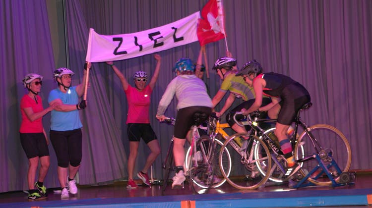 Der Damenturnverein präsentiert eine Tour de Suisse auf rollenden Geräten. (Bild: Manuela Olgiati)