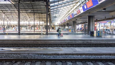 Die leere Bahnhofhalle, in der am Wochenende unter anderem Reinigungsarbeiten ausgeführt wurden. (Bild: Patrick Hürlimann)
