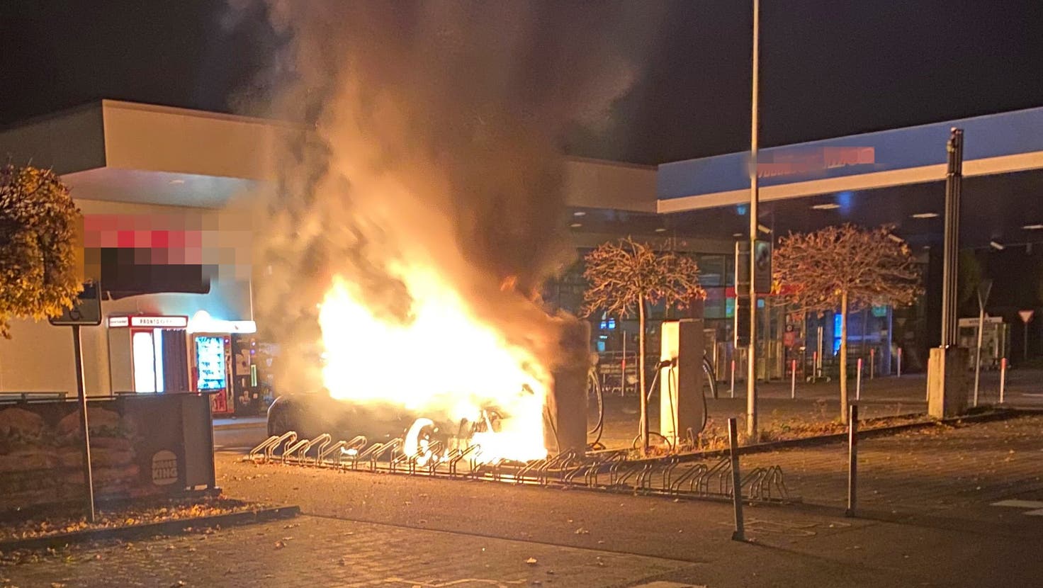 Das Elektrofahrzeug an der Ladesäule brennt komplett aus. Direkt neben der Tankstelle. (Bild: Kantonspolizei Thurgau (16. 11. 2021))