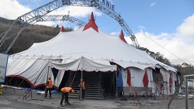 Das Zelt wurde am Sonntag aufgestellt. (Bilder: Hansruedi Rohrer)