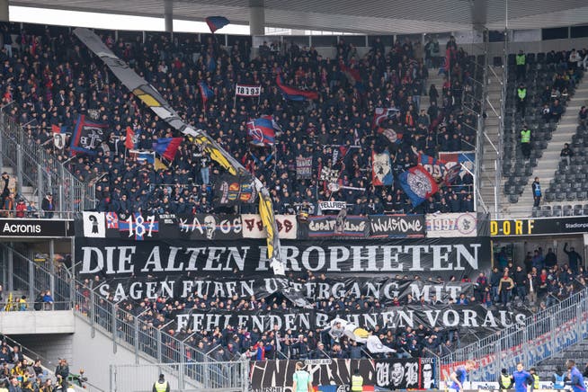 Vor Anpfiff präsentieren die Basler Fans einen gestohlenen Teil der Berner Choreo und ein Banner als Antwort auf ein Zitat, das später in der Ostkurve zu sehen sein wird.
