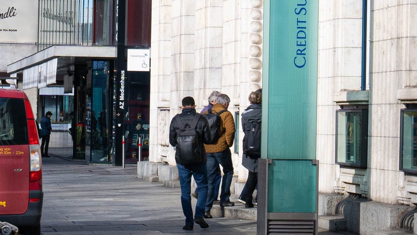 Morgens um 9 Uhr in Aarau: Kundinnen und Kunden betreten die CS-Filiale an der Bahnhofstrasse. (Bild: Dominic Kobelt)