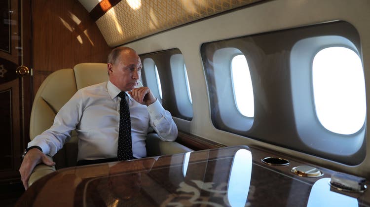 In weniger als einem halben Jahr könnte sich Russlands Präsident Wladimir Putin auf den Weg nach Südafrika machen. Dort müsste er eigentlich festgenommen werden. (Bild: Michael Klimentyev / Sputnik / EPA)