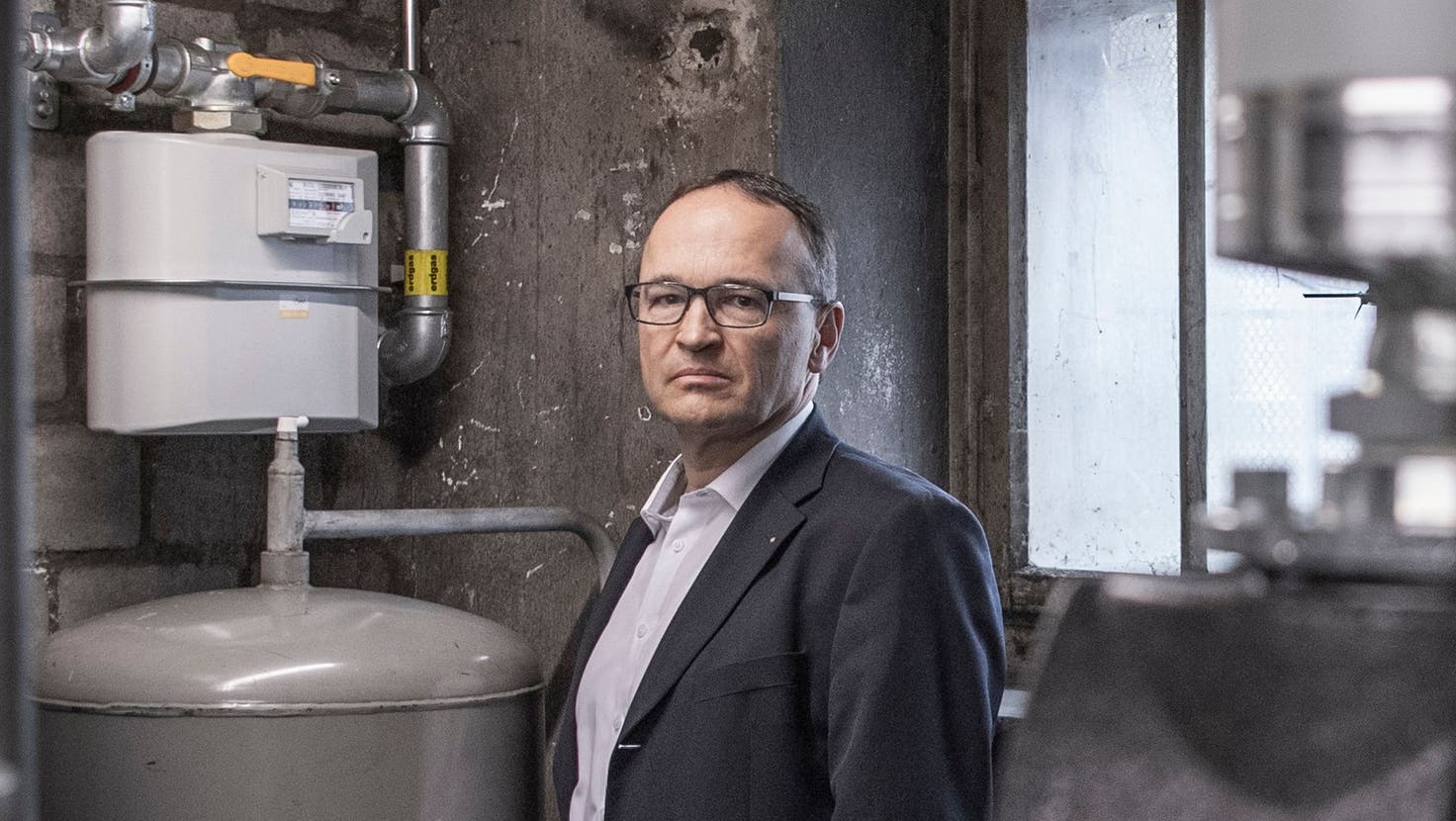 Garagen-Inhaber Stefan Epper im Keller bei der Gasheizung seiner Filiale in Luzern. (Bild: Pius Amrein  (20. 3. 2023))