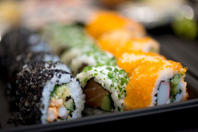 Fisch, Gemüse und Reis sorgfältig angerichtet: Sushi ist auch hierzulande beliebt.