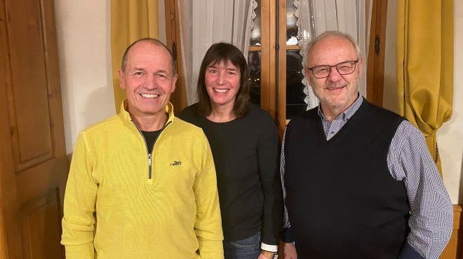 Der neue und der ehemalige Präsident flankieren Astrid Hager, welche neu in den Vorstand des Vereins Solothurner Chäs-Tag gewählt wurde: Ruedi Meister (links) und Robert Flückiger. (Anne-Sophie Schwab)