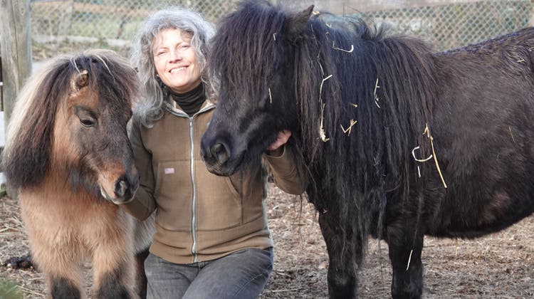 Sie schenkt Tieren ein zweites Leben: Corinne Kählin mit ihren Ponys Eros (links) und Ösp uns auf ihrem Hof in Hettenschwil. (Bild: Ursula Burgherr)