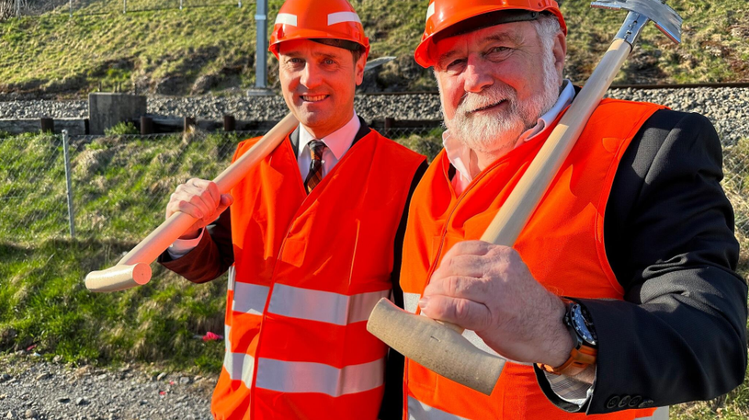 Landammann André Rüegsegger (links) und Pirmin Moser, Gemeindepräsident Sattel, nach dem Spatenstich zur neuen Haltestelle in Sattel. (Bild: Petra Imsand)
