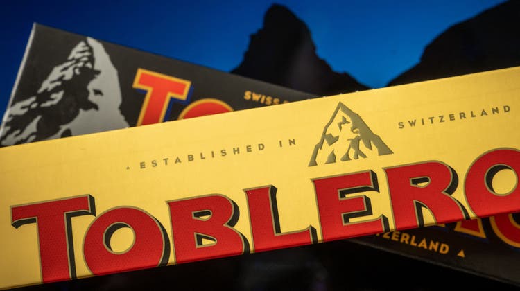 Alt versus neu: Die Milchschokolade im Vordergrund zeigt das neue, simplere Berg-Logo, die schwarze Schokolade im Hintergrund noch die nunmehr verbotene Bergspitze des Matterhorns. (Bild: Fabrice Coffrini / AFP)