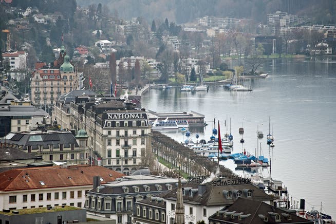 Blick auf das rechte Luzerner Seeufer mit den Hotels National und Palace.