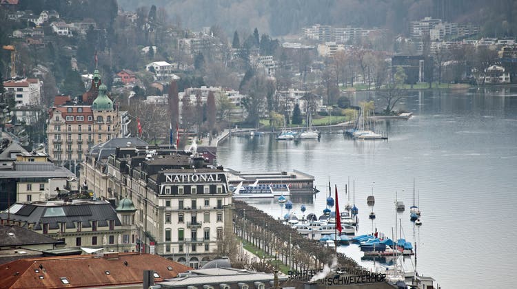 Blick auf das rechte Luzerner Seeufer mit den Hotels National und Palace. (Bild: Pius Amrein  (1. 4. 2016))