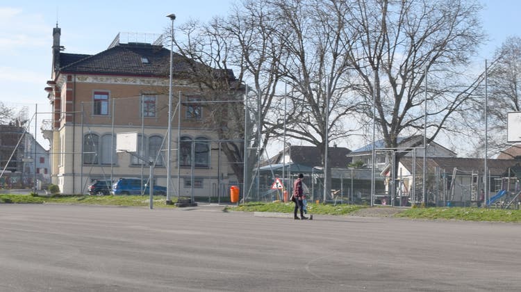 Der Sportplatz vor dem Schulhaus Stachen gehört der Stadt Arbon. (Bild: Annina Flaig)