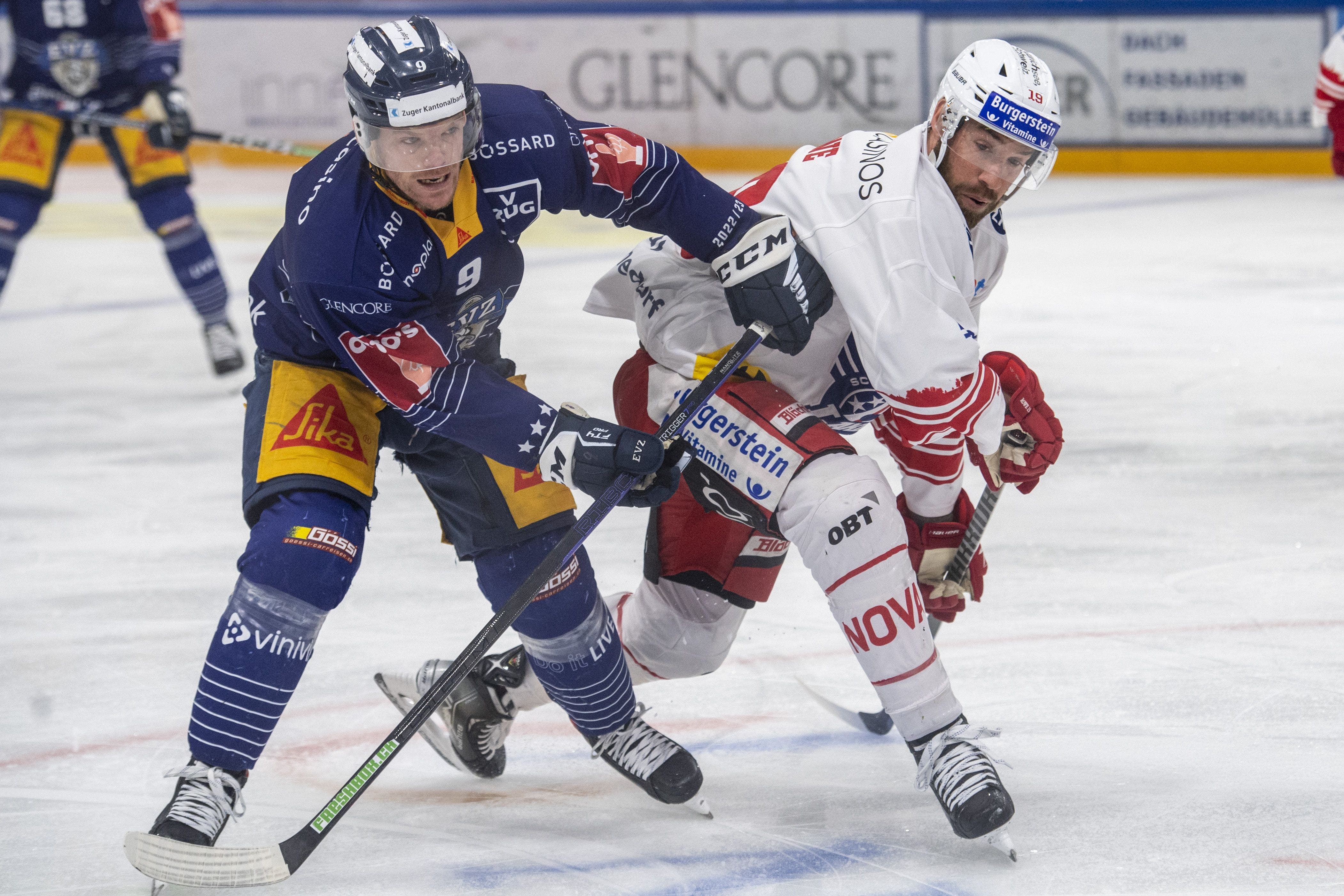 Brian O Neill (links) versucht sich gegen Andrew Rowe durchzusetzen.
