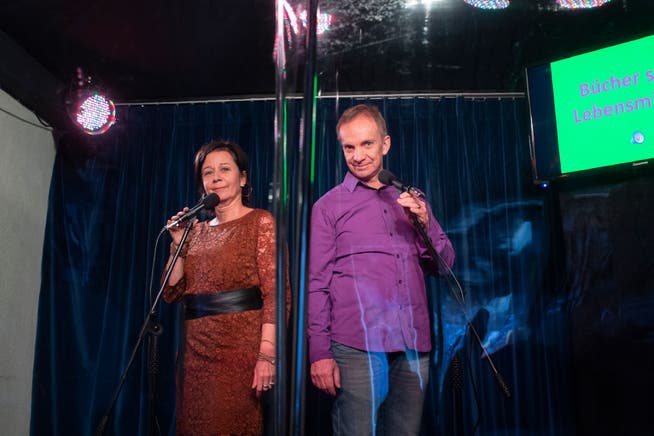 Judith Stadlin und Michael van Orsouw bei einer ihrer Shows auf der Satz&amp;Pfeffer-Lesebühne im Oswalds Eleven in der Zuger Altstadt.