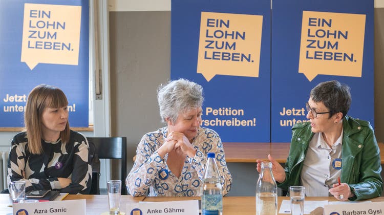 Azra Ganic (Syndicom), Anke Gähme (Unia) und Barbara Gysi (Gewerkschaftsbund St.Gallen) an der Medienkonferenz zur Petitionslancierung. (Bild: Marius Eckert)