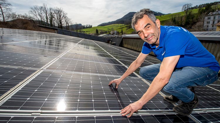 Das Solardorf des Baselbiets: Kurt Meier hat neben der Sägerei eine kleine Energiefirma aufgebaut und so den Betrieb optimiert. (Bild: Nicole Nars-Zimmer)