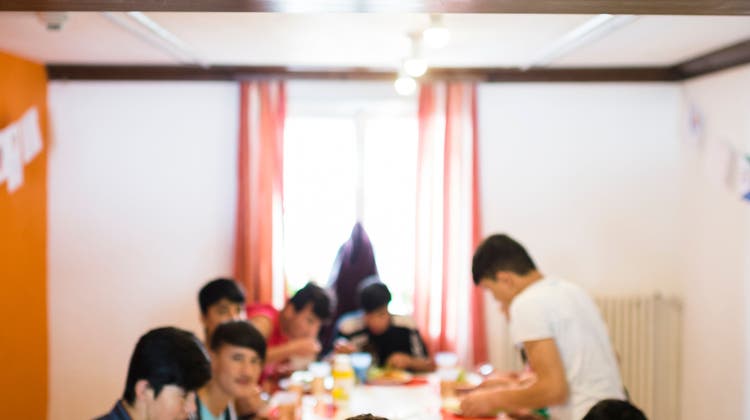 Unbegleitete minderjährige Asylsuchende nehmen das Mittagessen ein im Transitzentrum für Asylsuchende, «Landhaus», in Davos. (Bild: Gian Ehrenzeller/Keystone)