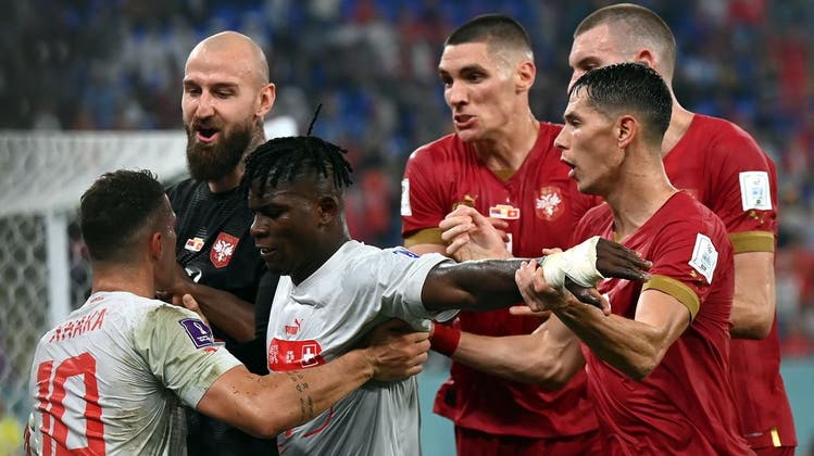 An der WM kam es zu hitzigen Auseinandersetzungen zwischen dem Schweizer Nati-Captain Granit Xhaka (links) und serbischen Spielern. (Bild: Keystone)