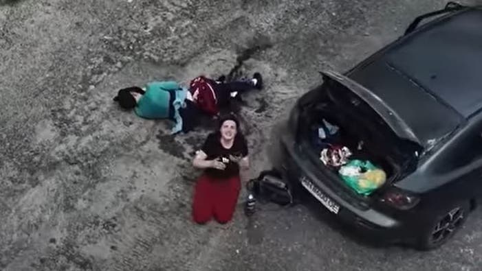 Verzweiflung und Schmerz: Valeria und Andrii (am Boden liegend) geraten unter russischen Beschuss. (Screenshot: «Follow Me»)