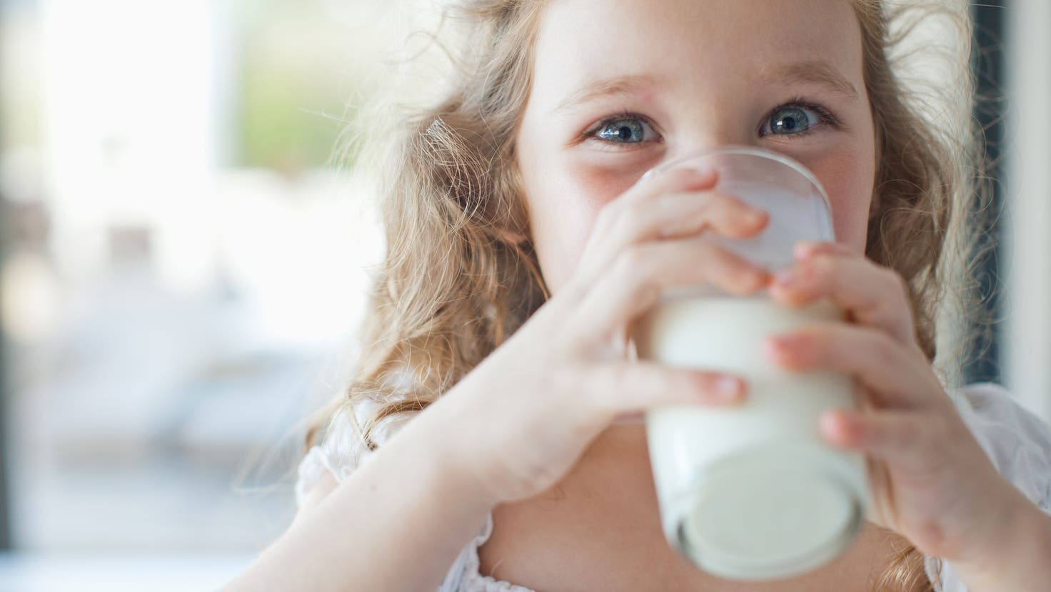 In Griechenland untersuchte eine Studie den Effekt von täglichem Milchtrinken auf die Gesundheit von Kindern. (Bild: Sam Edwards/Ojo Images RF)