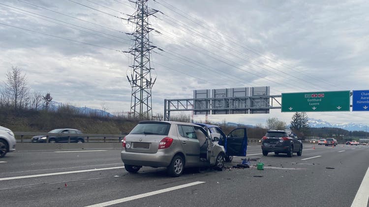 Die Unfallstelle auf der Autobahn A4 Richtung Luzern: Das blaue Auto in der Mitte bremste ab, das hinterste hat dies nicht gesehen – und schob das blaue Auto in ein weiteres Auto. (Bild: Zuger Polizei)