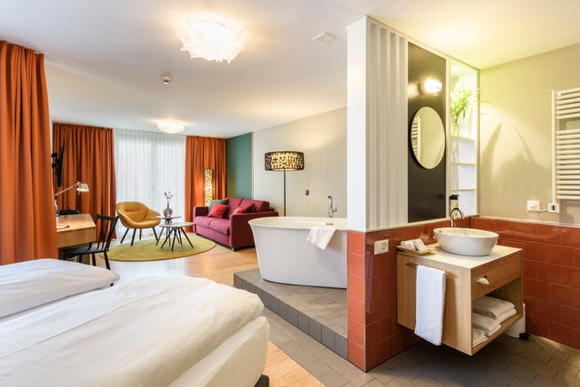 Blick in ein Superior Deluxe Doppelzimmer im Seehotel Wilerbad am Sarnersee.