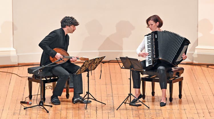 Mandolinist Avi Avital und die Akkordeonistin Ksenija Sidorovan gaben eine begeisternde Vorstellung in Olten. (Bild: zvg/Stadttheater Olten)