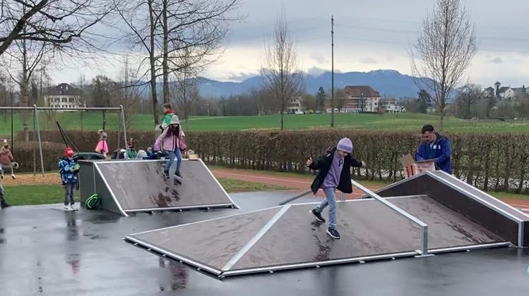 Schon während der Montagearbeiten wurde die neue Skateranlage in Hagendorn von Schulkindern in Beschlag genommen. (Bild: PD / Gemeinde Cham)