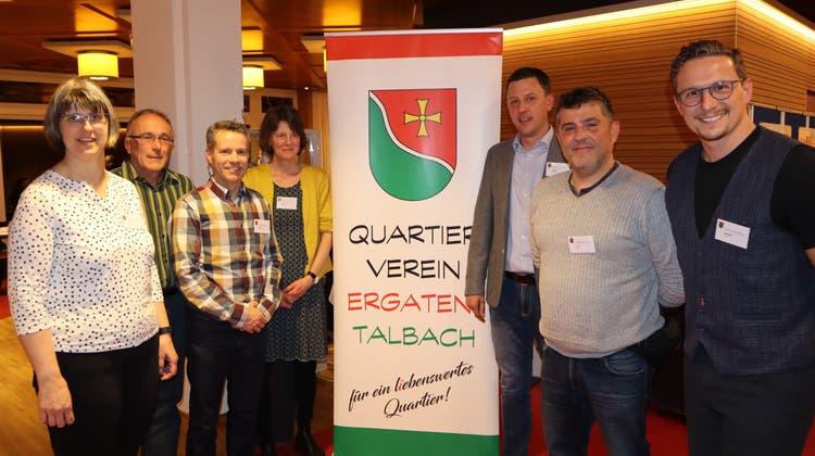 Der bisherige Vorstand mit Präsident Dieter Schenk (3. von rechts), es fehlt auf dem Bild Martin Scherrer. (Bild: Manuela Olgiati)
