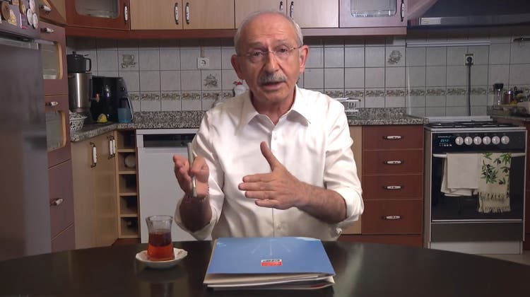 Der türkische Präsidentschaftskandidat Kemal Kilicdaroglu spricht aus seiner Küche zu den Wählerinnen und Wählern. (Twitter)