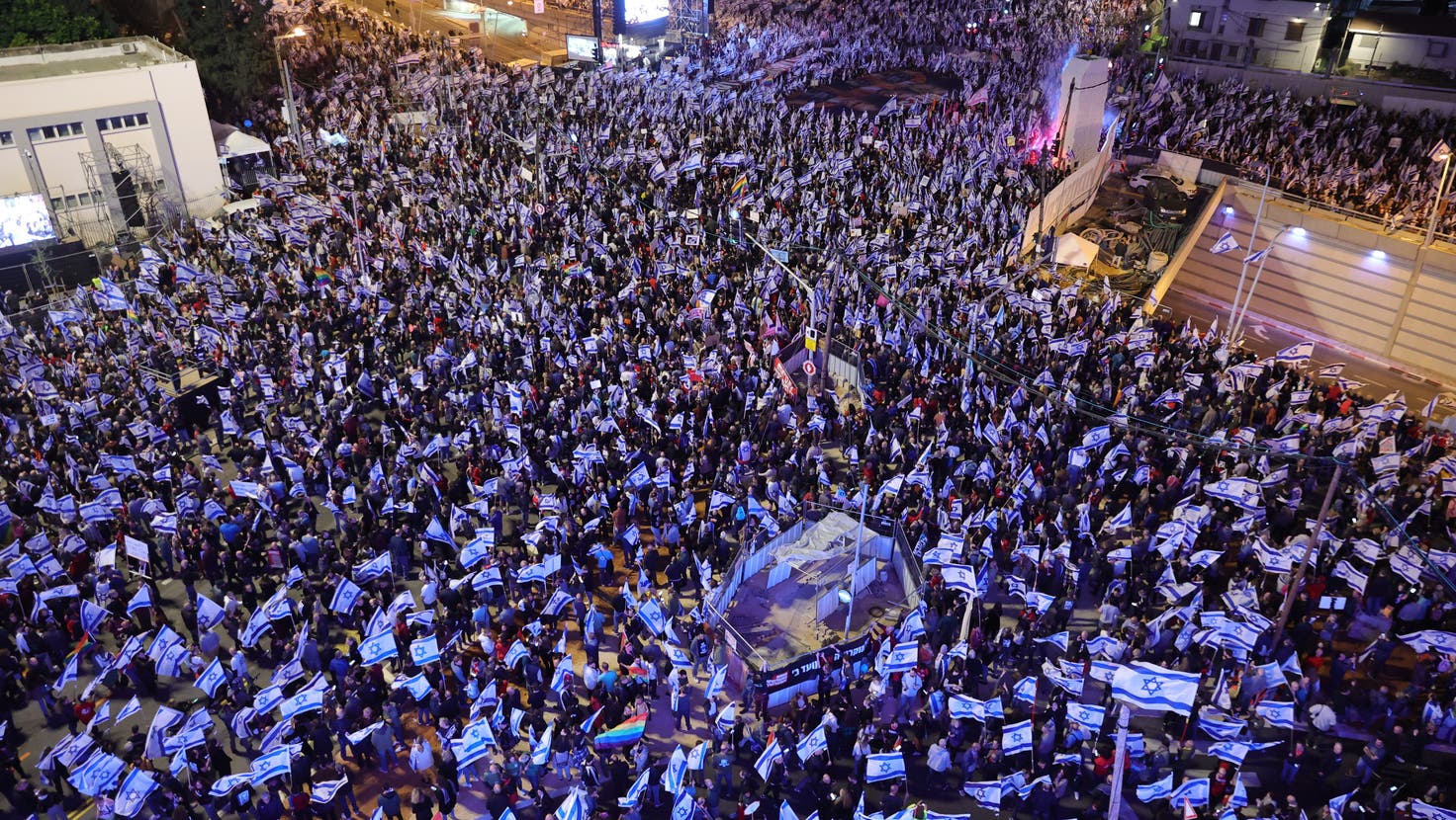 Tausende Demonstranten gehen in Tel Aviv und anderen israelischen Städten auf die Strasse, um gegen die umstrittene Justizreform zu protestieren. (Bild: Abir Sultan / EPA)