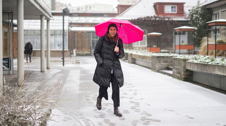 Vom Schnee vor dem Tropenhaus lässt sich SP-Ständeratskandidatin Barbara Gysi den Optimismus für den zweiten Wahlgang nicht trüben. (Bild: Benjamin Manser)
