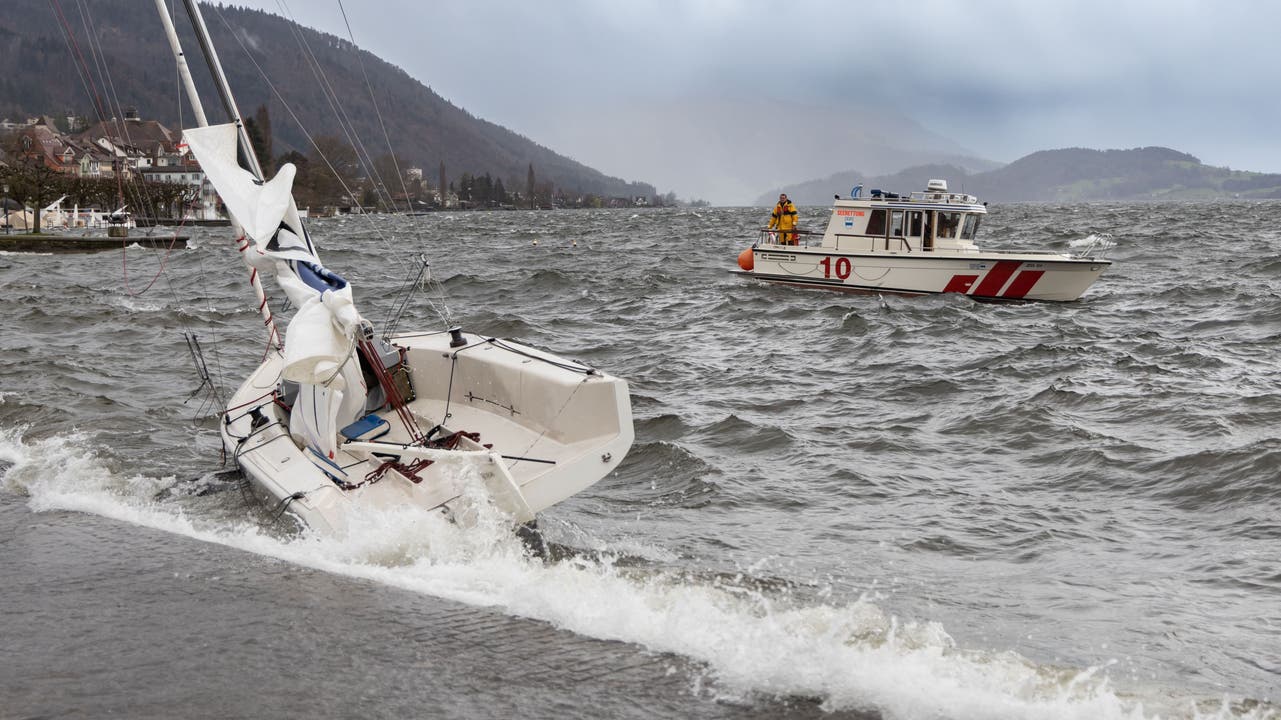 Am Sonntag ist das Boot eines Seglers im Zugersee bei der Katastrophenbucht in Seenot geraten. Das Boot wurde an Land gespült, wo sich der Segler in Sicherheit bringen konnte.