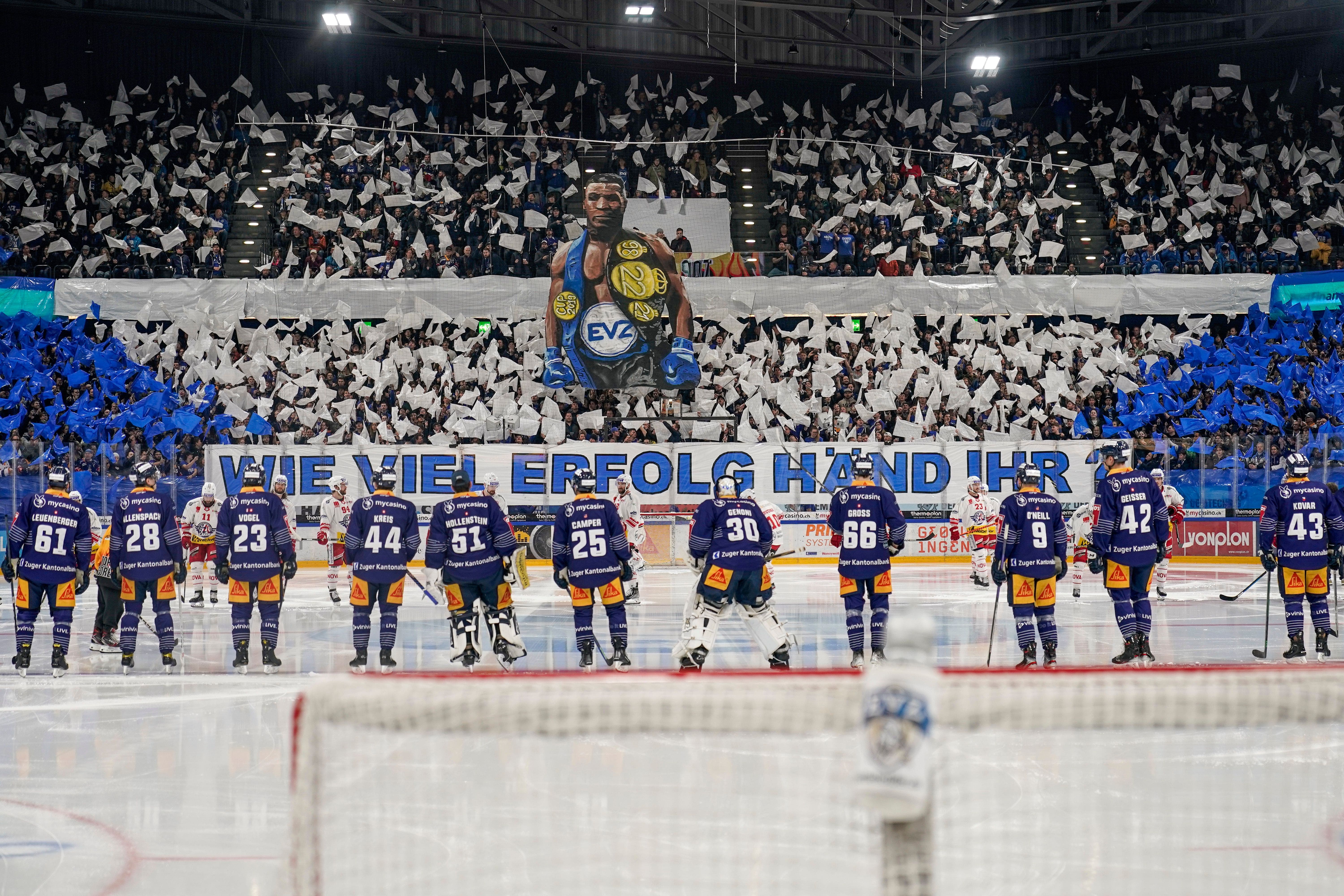 Die EVZ-Fans leiten den Playoff-Abend stimmungsvoll mit einer Choreografie ein.