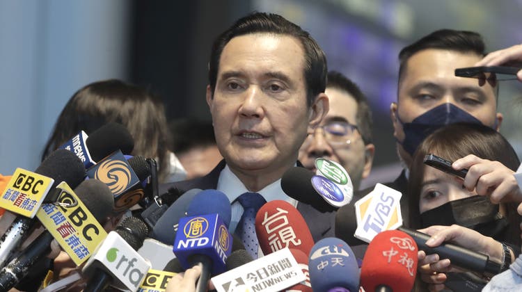Der frühere taiwanesische Präsident Ma Ying-jeou spricht vor seiner Abreise nach China am Taoyuan International Airport in Taoyuan City, Nordtaiwan, am Montag mit der Presse. (Chiang Ying-Ying / AP)