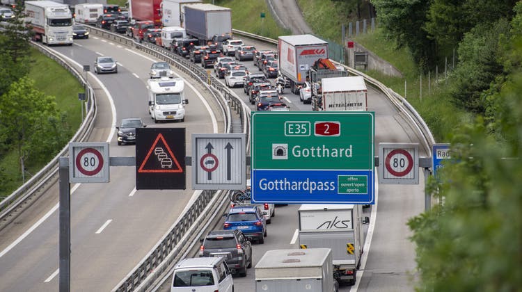 Der Ferienreiseverkehr staut sich auf der Autobahn A2 zwischen Goeschenen und Amsteg auf mehreren Kilometern Laenge, am Freitag, 3. Juni 2022, in Wassen. KEYSTONE/Urs Flueeler) (Urs Flueeler / KEYSTONE)