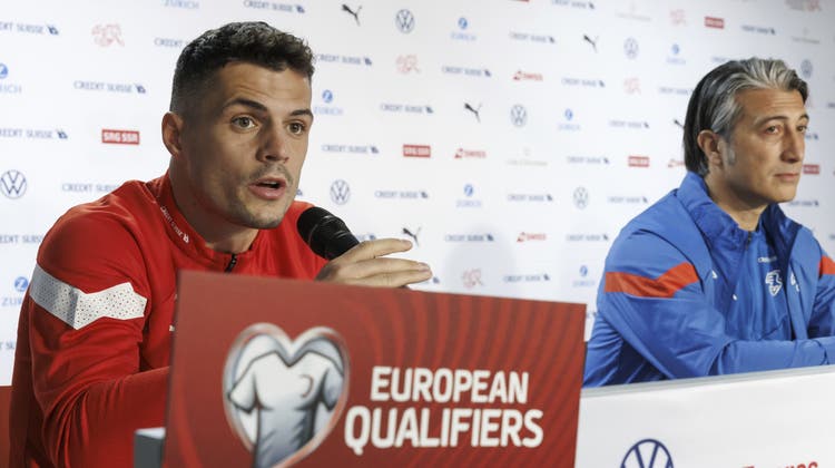 Granit Xhaka und Murat Yakin an der PK fürs EM-Qualifikationsspiel gegen Israel. (Salvatore Di Nolfi / AP)