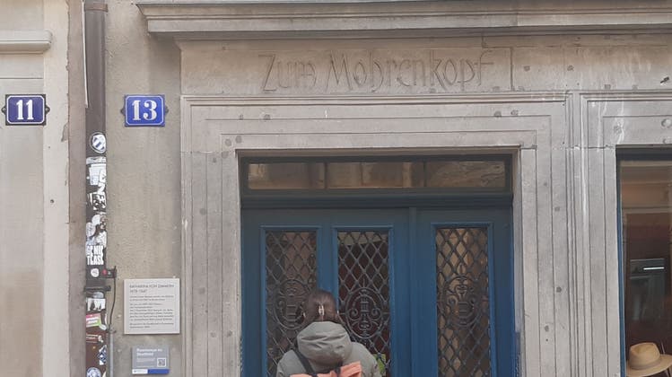 Haus zum Mohrenkopf, Neumarkt 13, Zürich: Die Stadt Zürich will den Schriftzug «Mohrenkopf» wegen Rassismus abdecken. (Bild: Matthias Scharrer)