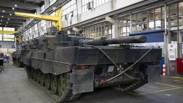 Die Nationalratskommission will stillgelegte Leopard-2-Panzer an die Herstellerin zurückverkaufen. (Bild: Keystone)
