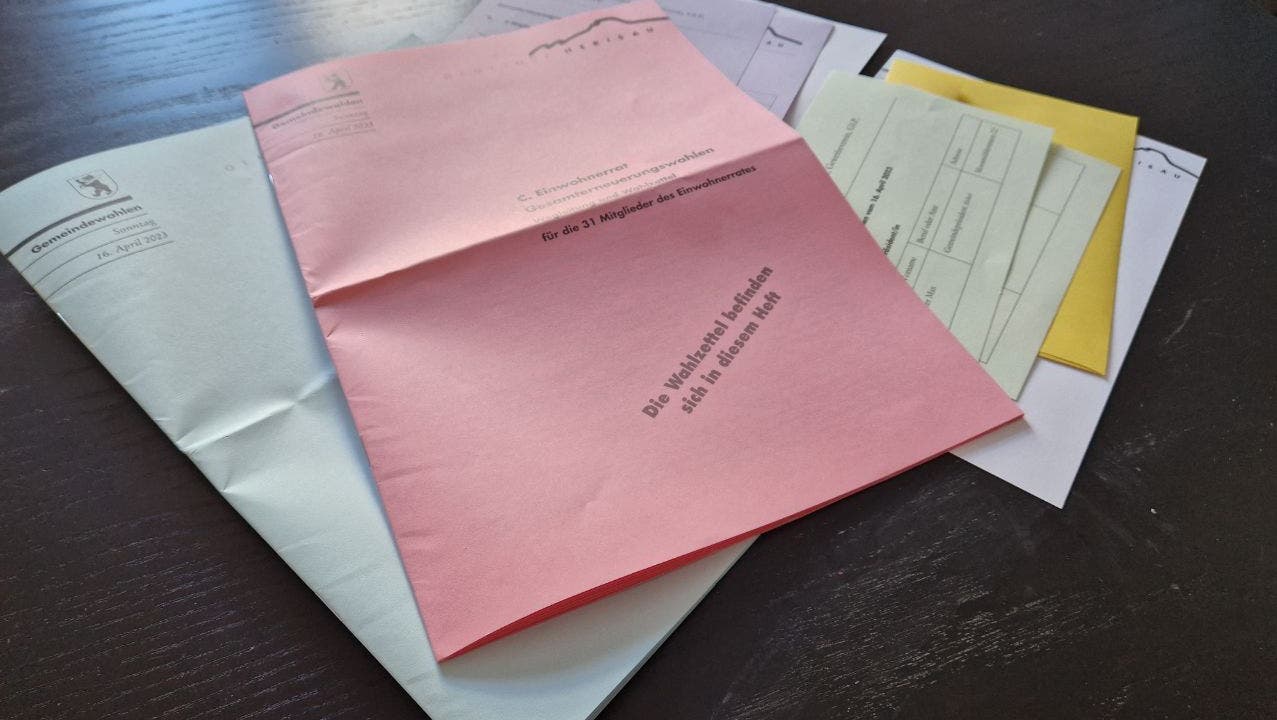 Bei einigen Exemplaren der Wahlbroschüre fehlen zwei Listen, während zwei andere doppelt vorhanden sind. (Bild: Ramona Koller)