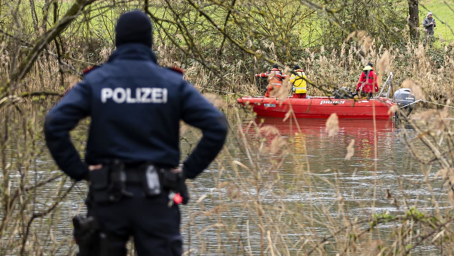 Einsatzkräfte der Kantonspolizei Zürich suchen am Sonntag in Dietikon nach einem Tötungsdelikt mit Boot und Taucherspuren. (Bild: Michael Buholzer / Keystone)