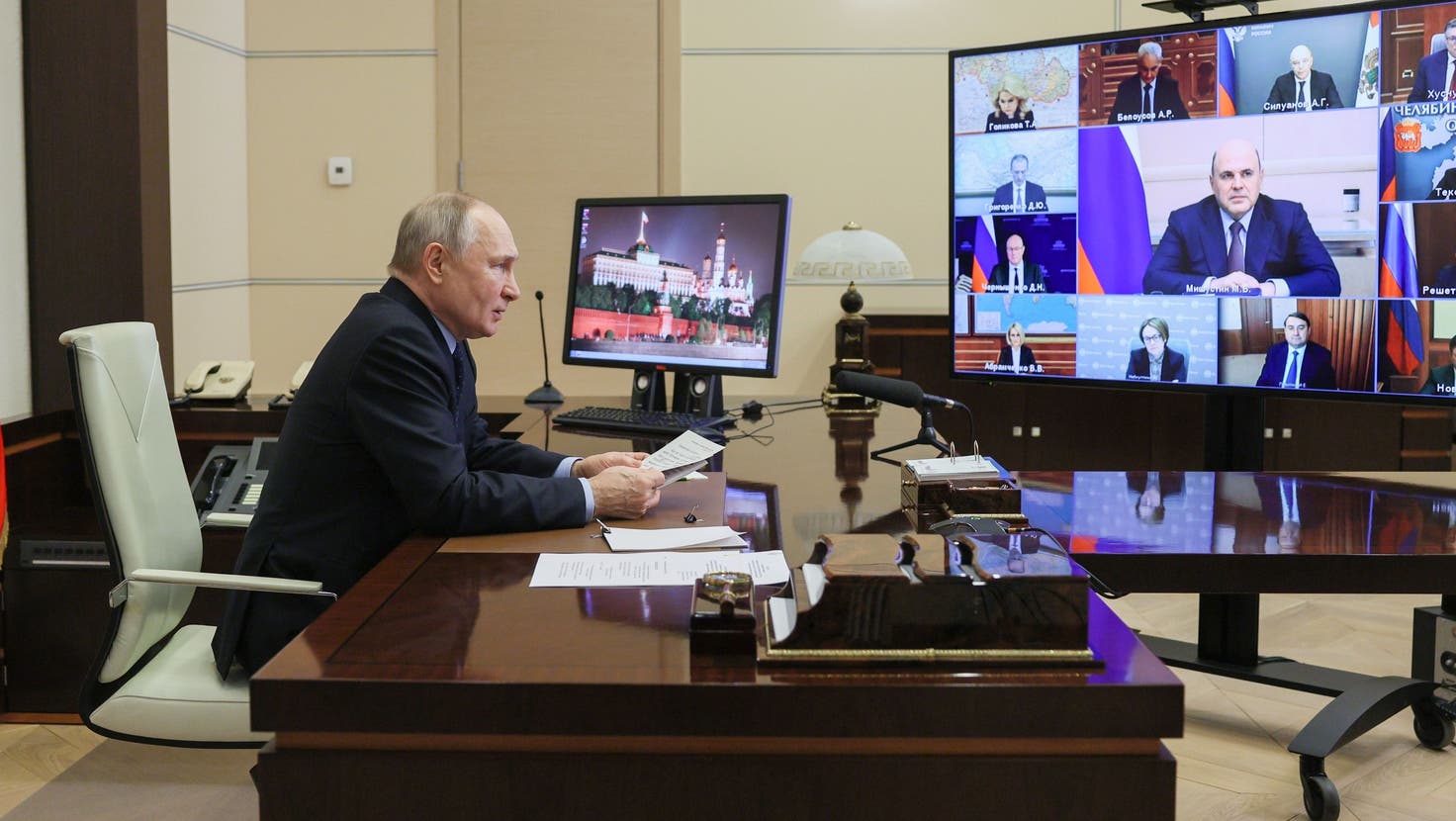 Nicht jeder ist ihm wohlgesinnt: Russlands Präsident Wladimir Putin in einer Videokonferenz mit Teilen der politischen Elite. (Gavriil Grigorov / AP)