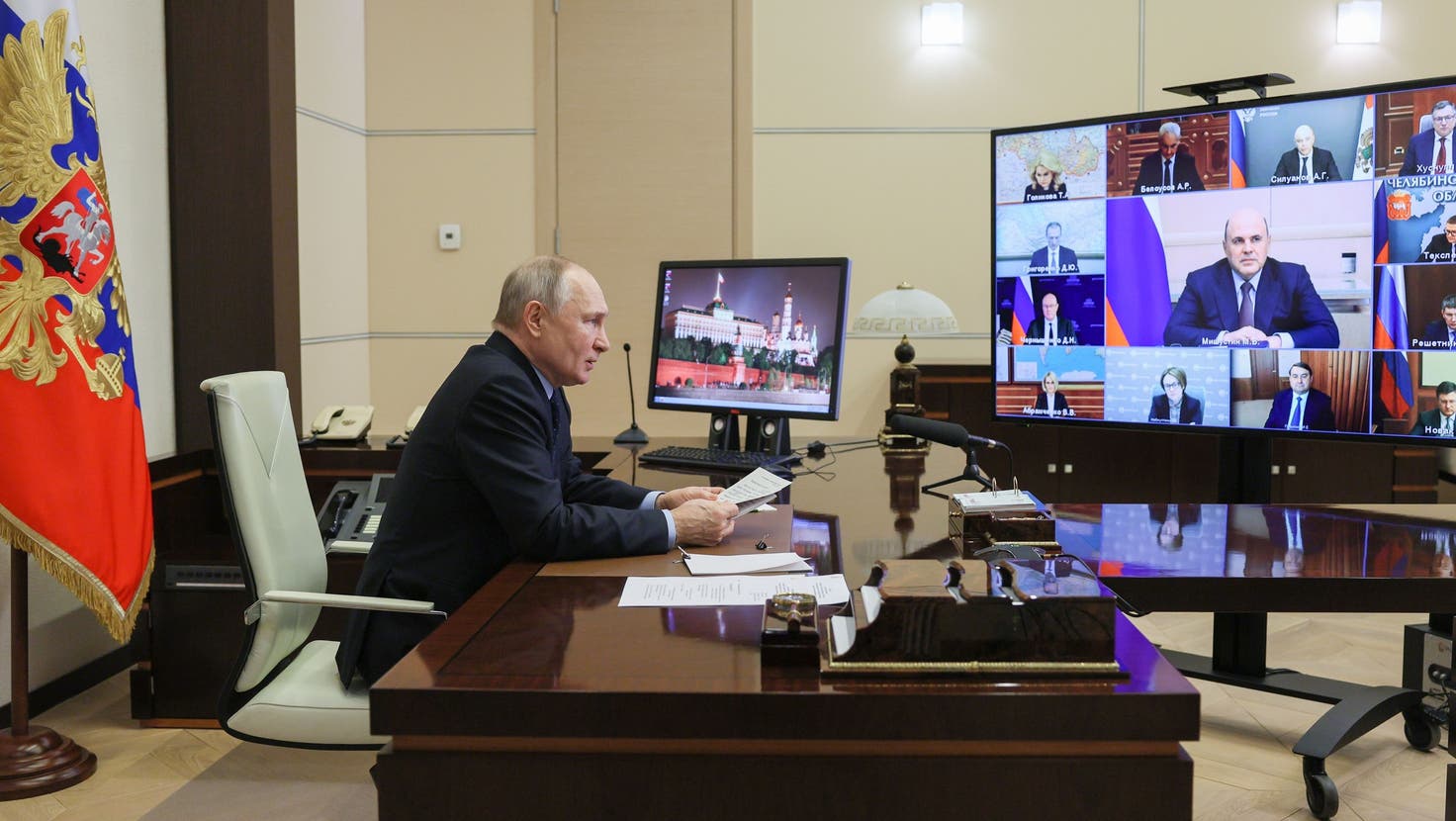 Nicht jeder ist ihm wohlgesonnt: Russlands Präsident Wladimir Putin in einer Videokonferenz mit Teilen der politischen Elite. (Gavriil Grigorov / AP)