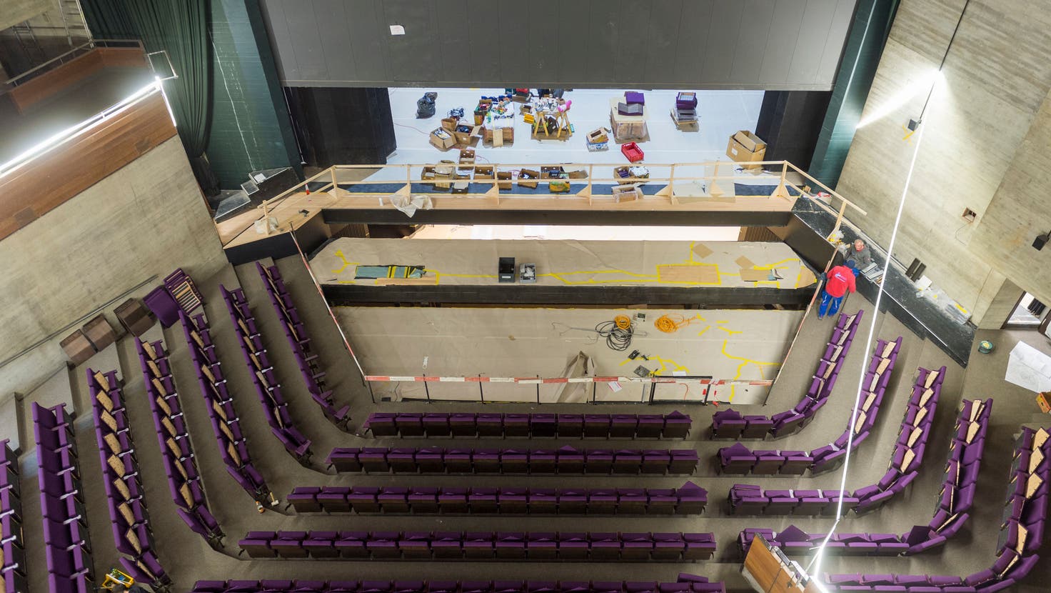 Die Stühle sind wieder eingebaut: Blick in den Zuschauerraum des Theaters St.Gallen aus einer Beleuchterloge ganz oben. (Bild: Arthur Gamsa)