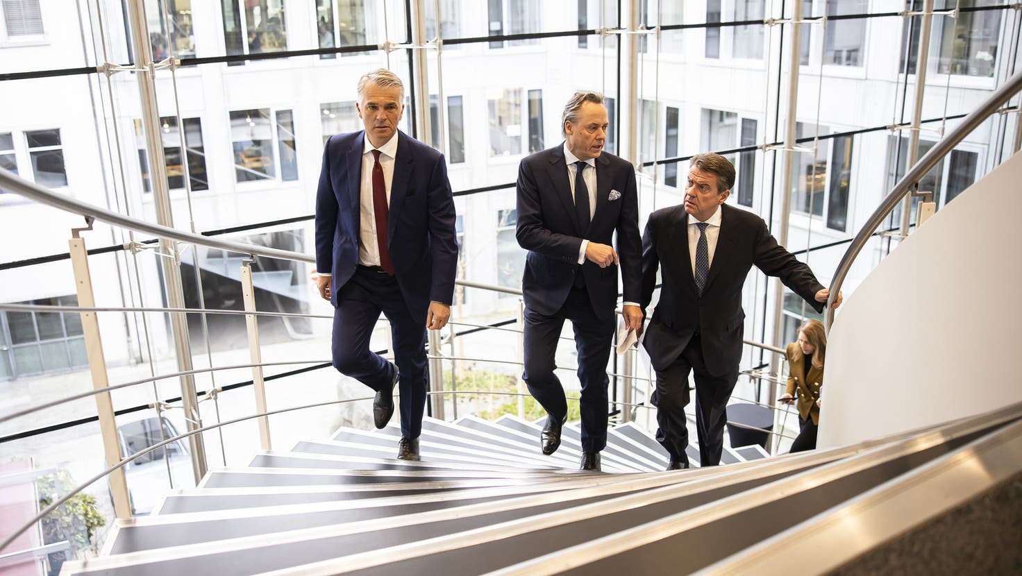Aufstieg zum Chef der Superbank: Sergio Ermotti (links) löst Ralph Hamers (Mitte) als obersten Manager ab. So wollte des UBS-Präsident Colm Kelleher (rechts). (Michael Buholzer / KEYSTONE)