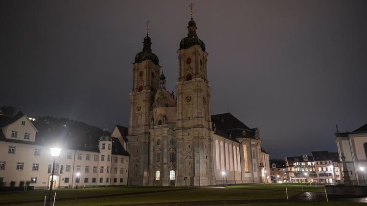 Voraussichtlich bis Ende Mai wird die Beleuchtung der Kathedrale noch nicht wieder eingeschaltet. (Bild: Ralph Ribi)