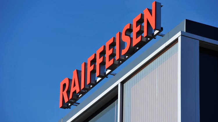 Das Logo einer Raiffeisenbank-Filiale. (Bild: Urs Bucher)