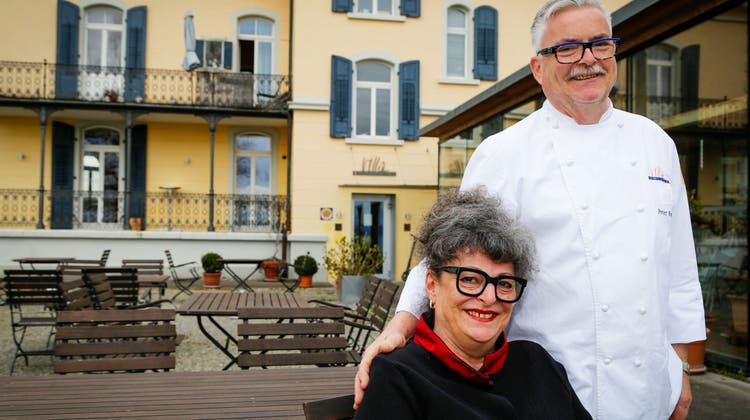 Silvia und Peter Runge im Gastgarten der «Villa am See» in Goldach. Das Ehepaar hat die Gastroszene in der Region während vielen Jahren mitgeprägt. (Bild: Rudolf Hirtl)